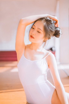 他含着她的乳奶揉搓揉捏